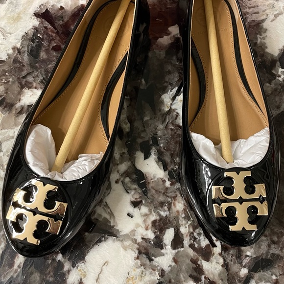 Tory Burch Black Claire Patent Leather Gold Tone Ballet Flats Size 5.5 - Picture 3 of 10